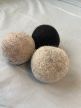 Load image into Gallery viewer, Dryer balls - Sold in groups of three